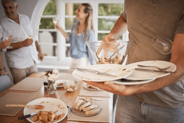 Eettafel SOS: zo haal je saus, kaarsvet en kinderschetsen écht weg - ViralCleaning