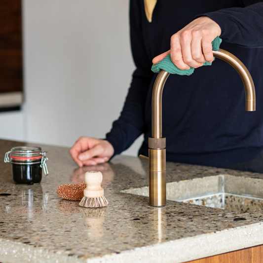 Blinkende keuken: RVS keukenkastjes en kraan vlekvrij maken